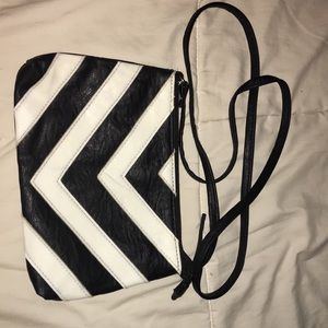 Black and white zig zag purse
